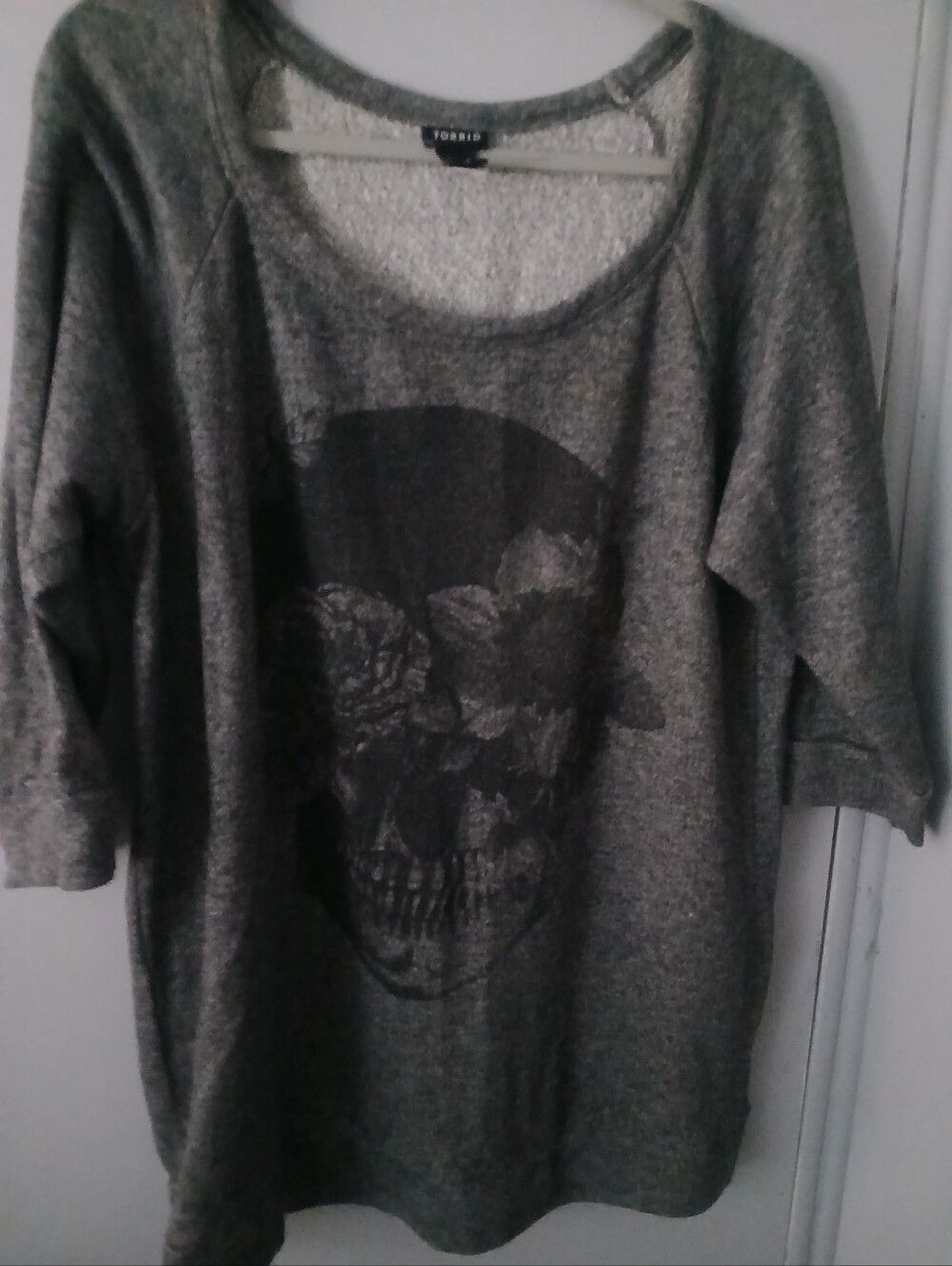 torrid Gray Floral Skull Scoop Neck Sweatshirt SZ 2